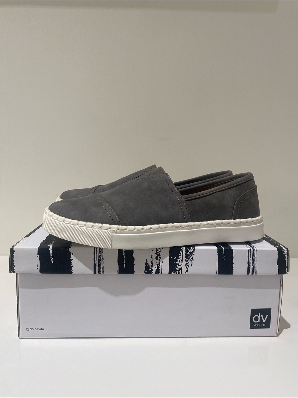 NIB DV By Dolce Vita Women’s Cevita Faux Suede Slip On Sneakers Shoes Gray 8